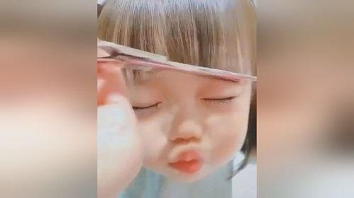 儿童剪头发视频,见证宝宝成长的快乐时光