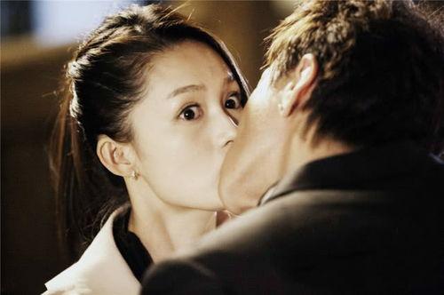 高依依床吻戏,浪漫瞬间，情感升温