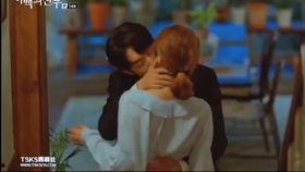 韩国楼梯间吻戏,甜蜜瞬间定格心动瞬间